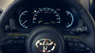 Nahaufnahme der Tachoanzeige des Toyota Yaris Cross durch das Lenkrad hindurch fotografiert.