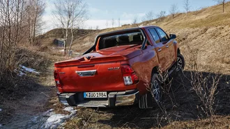 Toyota Hilux im offenen Gelände am Anstieg zu einem Hügel