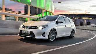 Weißer Toyota Hybrid in einer modernen City Umgebung