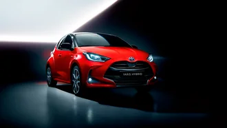 Roter Toyota Yaris in einem modernen futuristischen Austellungsraum