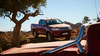 Toyota Hilux in Felsumgebung vor mediterranem Panorama