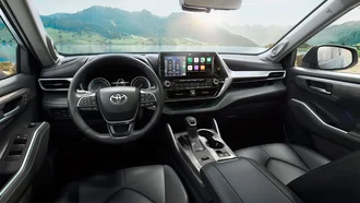 Cockpit des Toyota Highlander - durch die Frontscheibe sieht man einen großen See und Berge