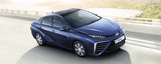 Dynamische Darstellung des Toyota MIRAI (Brennstoffzelle) auf einer Autobahn