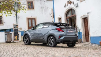 Toyota C-HR steht auf einem mediterranen Hof