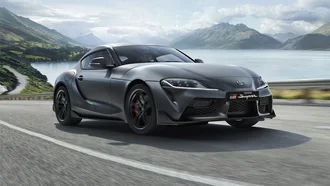 Toyota Supra auf Landstraße - See und Berge im Hintergrund