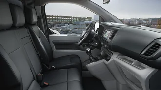 Interieur des Toyota Proace im Profil (Vordersitze und Lenkrad)