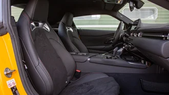 Cockpit des Toyota Supra durch die Beifahrertüre fotografiert