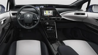 Cockpit des Toyota MIRAI (Brennstoffzelle)