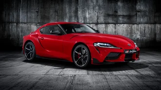 Roter Toyota Supra vor beleuchteter Beton-Umgebung