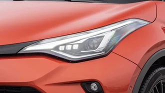 Detailansicht eines Frontscheinwerfers des Toyota C-HR