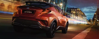 Dynamische Darstellung eines Toyota C-HR in nächtlicher City