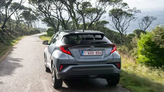 Toyota C-HR auf einem Feldweg in mediterraner Umgebung