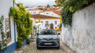 Toyota C-HR fährt in eine schmale Gasse einer mediterranen Stadt