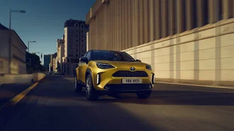 Toyota Yaris Cross auf einer Fahrt durch die Stadt.