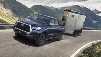 Toyota Hilux mit Pferde-Trailer auf einer Passstraße