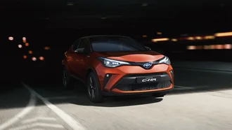 Toyota C-HR fährt aus einem Tunnel heraus