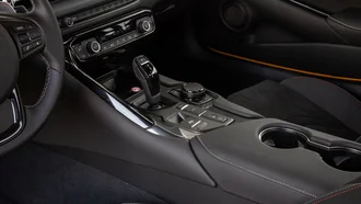 Interieur des Toyota Supra mit Fokus auf der Schaltkonsole