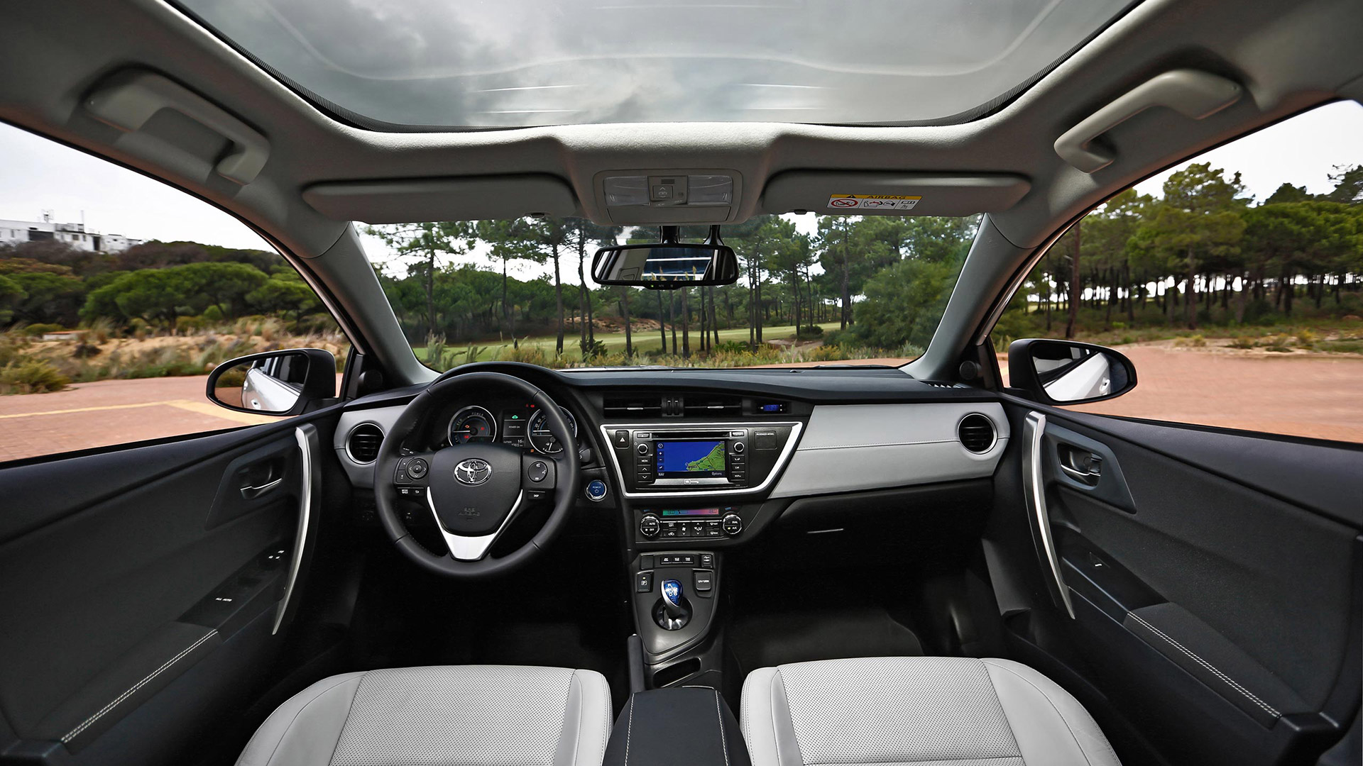 Schwarzes Interieur im Cockpit des Toyota Hybrid